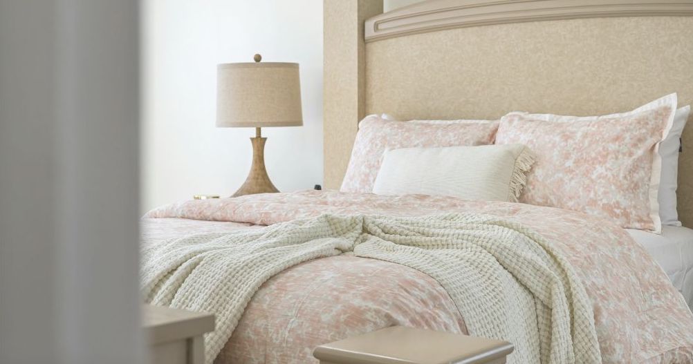 クッションと毛布が整えられた落ち着いた空間