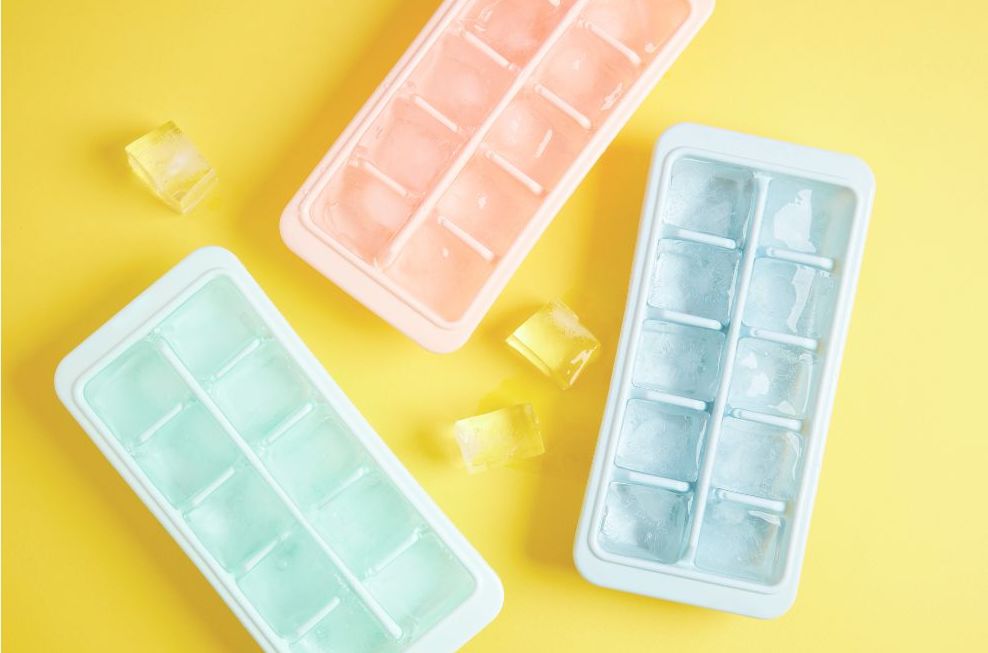 自家製スープから作った小さな氷の準備風景