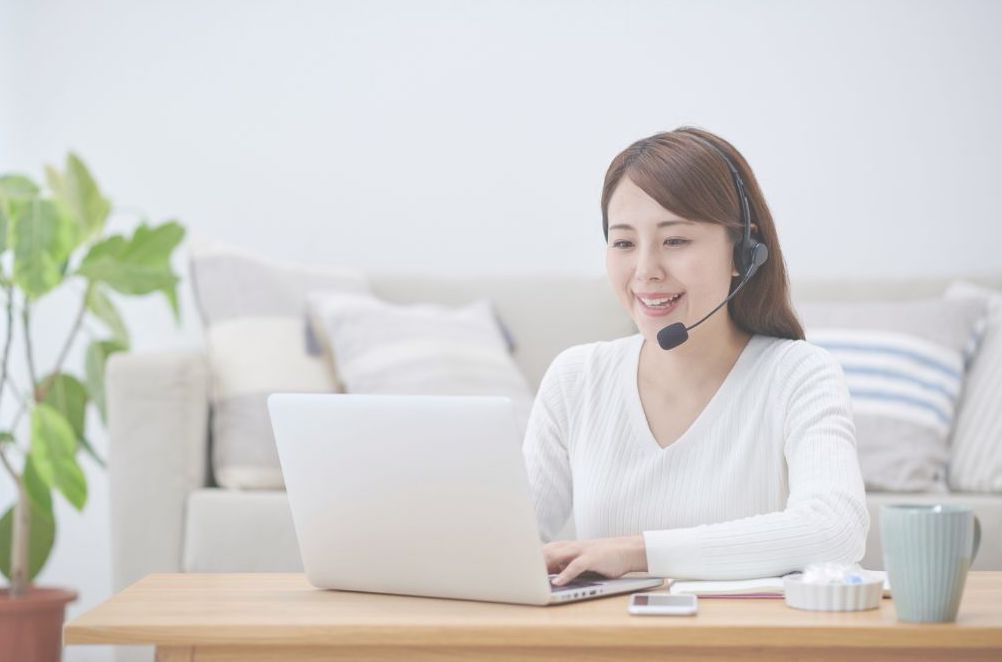 老犬の介護をしながら在宅勤務をする40代女性の温かいリビング風