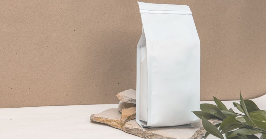 光の中で静かに置かれた療法食のパッケージ。食事への工夫。